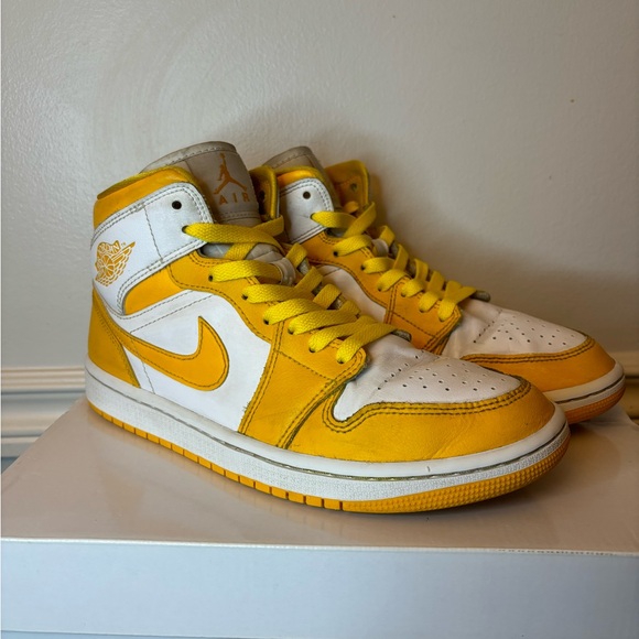 Nike Air Jordan 1 Mid White University Gold Yellow Size Women’s 8.5 New Laces - Picture 2 of 16